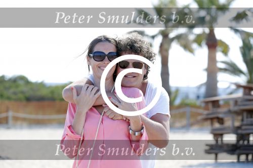 ibiza 5 mei 2013
Dirk Zeelenberg met zijn vrouw Suus en kinderen op een strand op ibiza.
Peter Smulders bv