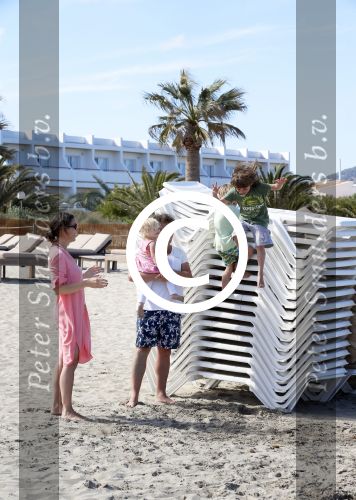 ibiza 5 mei 2013
Dirk Zeelenberg met zijn vrouw Suus en kinderen op een strand op ibiza.
Peter Smulders bv
