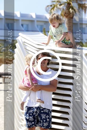 ibiza 5 mei 2013
Dirk Zeelenberg met zijn vrouw Suus en kinderen op een strand op ibiza.
Peter Smulders bv