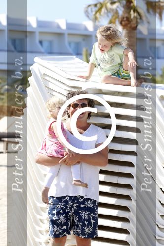ibiza 5 mei 2013
Dirk Zeelenberg met zijn vrouw Suus en kinderen op een strand op ibiza.
Peter Smulders bv