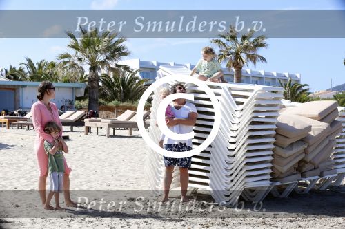 ibiza 5 mei 2013
Dirk Zeelenberg met zijn vrouw Suus en kinderen op een strand op ibiza.
Peter Smulders bv