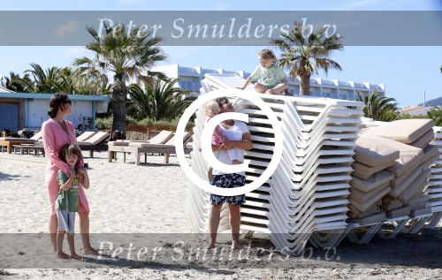 ibiza 5 mei 2013
Dirk Zeelenberg met zijn vrouw Suus en kinderen op een strand op ibiza.
Peter Smulders bv