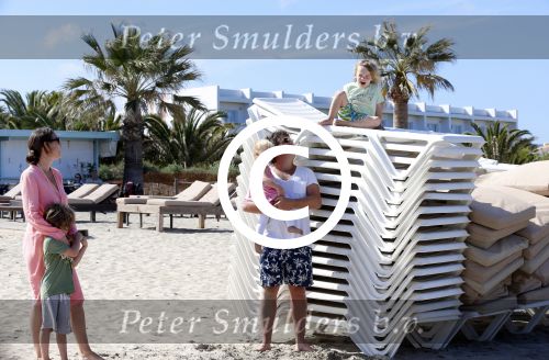 ibiza 5 mei 2013
Dirk Zeelenberg met zijn vrouw Suus en kinderen op een strand op ibiza.
Peter Smulders bv