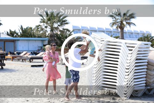 ibiza 5 mei 2013
Dirk Zeelenberg met zijn vrouw Suus en kinderen op een strand op ibiza.
Peter Smulders bv