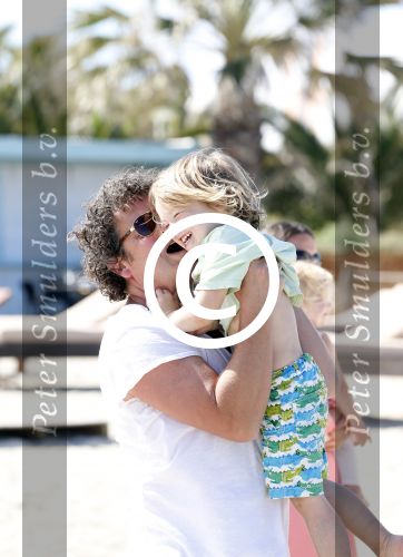 ibiza 5 mei 2013
Dirk Zeelenberg met zijn vrouw Suus en kinderen op een strand op ibiza.
Peter Smulders bv