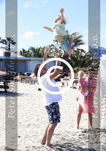 ibiza 5 mei 2013
Dirk Zeelenberg met zijn vrouw Suus en kinderen op een strand op ibiza.
Peter Smulders bv