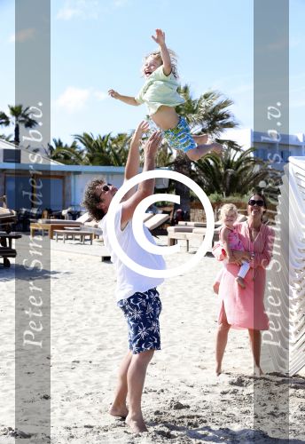 ibiza 5 mei 2013
Dirk Zeelenberg met zijn vrouw Suus en kinderen op een strand op ibiza.
Peter Smulders bv