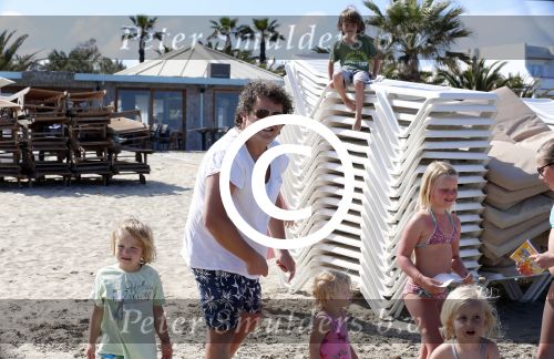 ibiza 5 mei 2013
Dirk Zeelenberg met zijn vrouw Suus en kinderen op een strand op ibiza. Dirk met fans
Peter Smulders bv