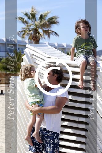 ibiza 5 mei 2013
Dirk Zeelenberg met zijn vrouw Suus en kinderen op een strand op ibiza.
Peter Smulders bv