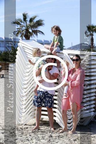 ibiza 5 mei 2013
Dirk Zeelenberg met zijn vrouw Suus en kinderen op een strand op ibiza.
Peter Smulders bv