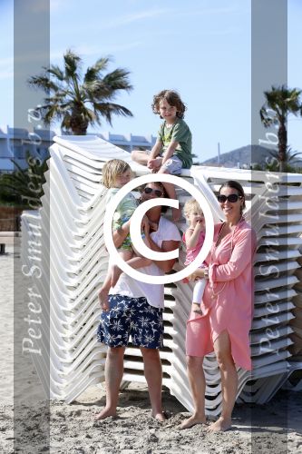 ibiza 5 mei 2013
Dirk Zeelenberg met zijn vrouw Suus en kinderen op een strand op ibiza.
Peter Smulders bv