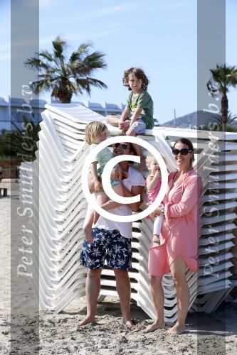ibiza 5 mei 2013
Dirk Zeelenberg met zijn vrouw Suus en kinderen op een strand op ibiza.
Peter Smulders bv