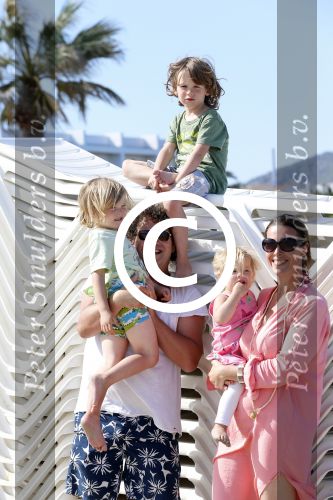 ibiza 5 mei 2013
Dirk Zeelenberg met zijn vrouw Suus en kinderen op een strand op ibiza.
Peter Smulders bv