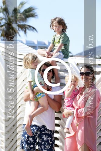 ibiza 5 mei 2013
Dirk Zeelenberg met zijn vrouw Suus en kinderen op een strand op ibiza.
Peter Smulders bv