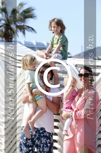 ibiza 5 mei 2013
Dirk Zeelenberg met zijn vrouw Suus en kinderen op een strand op ibiza.
Peter Smulders bv