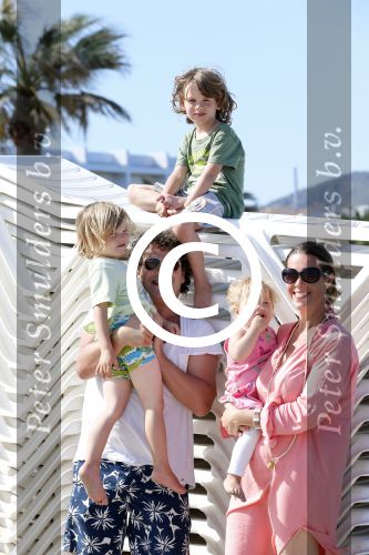 ibiza 5 mei 2013
Dirk Zeelenberg met zijn vrouw Suus en kinderen op een strand op ibiza.
Peter Smulders bv