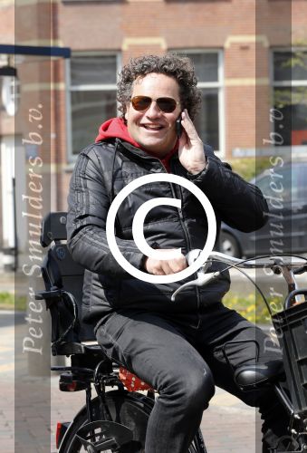 Amsterdam 22 april 2013
Dirk Zeelenberg op de fiets in amsterdam zuid.
Peter Smulders bv