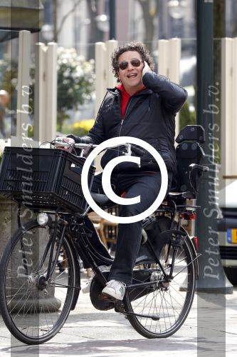 Amsterdam 22 april 2013
Dirk Zeelenberg op de fiets in amsterdam zuid.
Peter Smulders bv
