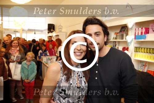 Amsterdam 11 mei 2013
Heleen v Royen met haar nieuwe boek bij haar boekwinkel. Heleen met Dotan Harpenau
Peter Smulders bv