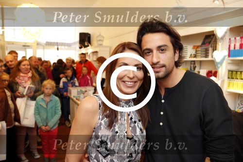 Amsterdam 11 mei 2013
Heleen v Royen met haar nieuwe boek bij haar boekwinkel. Heleen met Dotan Harpenau
Peter Smulders bv