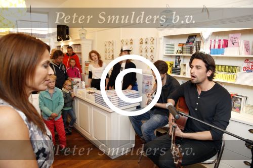 Amsterdam 11 mei 2013
Heleen v Royen met haar nieuwe boek bij haar boekwinkel. Heleen met Dotan Harpenau
Peter Smulders bv