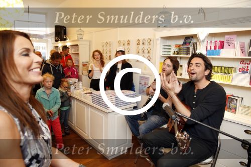 Amsterdam 11 mei 2013
Heleen v Royen met haar nieuwe boek bij haar boekwinkel. Heleen met Dotan Harpenau
Peter Smulders bv