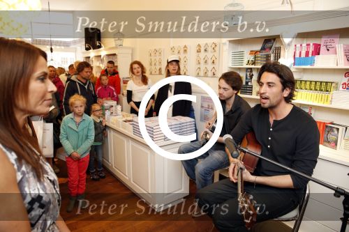 Amsterdam 11 mei 2013
Heleen v Royen met haar nieuwe boek bij haar boekwinkel. Heleen met Dotan Harpenau
Peter Smulders bv