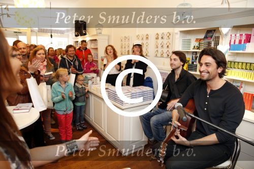 Amsterdam 11 mei 2013
Heleen v Royen met haar nieuwe boek bij haar boekwinkel. Heleen met Dotan Harpenau
Peter Smulders bv