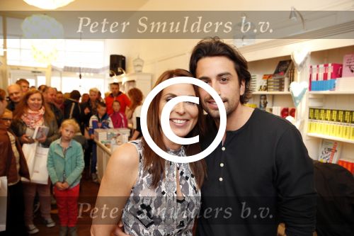 Amsterdam 11 mei 2013
Heleen v Royen met haar nieuwe boek bij haar boekwinkel. Heleen met Dotan Harpenau
Peter Smulders bv