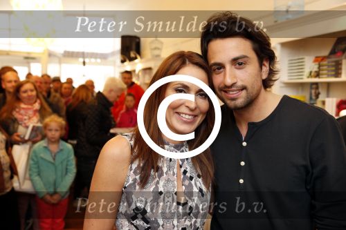 Amsterdam 11 mei 2013
Heleen v Royen met haar nieuwe boek bij haar boekwinkel. Heleen met Dotan Harpenau
Peter Smulders bv