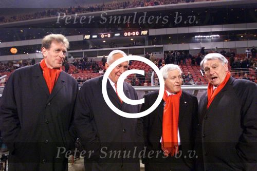 Eindhoven, 2 februari 1999
PSV-clubartsen v.l.n.r.: Arthur Wolf, Dr. C v d Brekel, Cees Rein v d Hoogenband en Bobby Robson


PETER SMULDERS BV