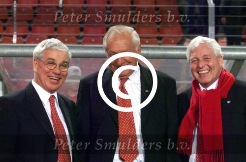 13-03-99
De drie dokters van de medische staf van PSV
Tjaarda Weber, Carel v d Brekel en Cees Rein v d Hoogenband

PETER SMULDERS BV