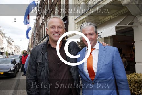 Amsterdam 27 april 2013
Dries Roelvink zingt koningslied voor de deur bij Oger Lusink op de pc hooftstraat. Dries met Gordon
Peter Smulders bv