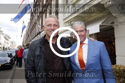 Amsterdam 27 april 2013
Dries Roelvink zingt koningslied voor de deur bij Oger Lusink op de pc hooftstraat. Dries met Gordon
Peter Smulders bv