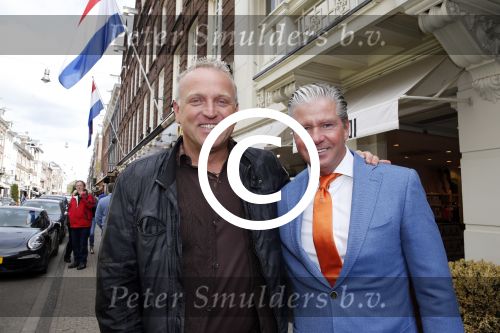 Amsterdam 27 april 2013
Dries Roelvink zingt koningslied voor de deur bij Oger Lusink op de pc hooftstraat. Dries met Gordon
Peter Smulders bv