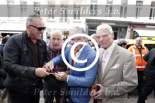 Amsterdam 27 april 2013
Dries Roelvink zingt koningslied voor de deur bij Oger Lusink op de pc hooftstraat. Dries met Gordon
Peter Smulders bv