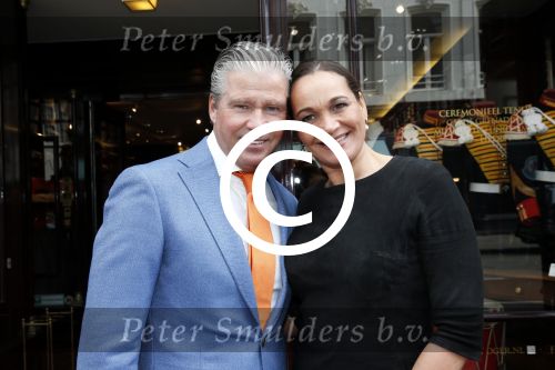 Amsterdam 27 april 2013
Dries Roelvink zingt koningslied voor de deur bij Oger Lusink op de pc hooftstraat. Dries met zijn vrouw Honoria
Peter Smulders bv