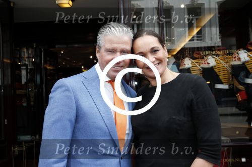 Amsterdam 27 april 2013
Dries Roelvink zingt koningslied voor de deur bij Oger Lusink op de pc hooftstraat. Dries met zijn vrouw Honoria
Peter Smulders bv