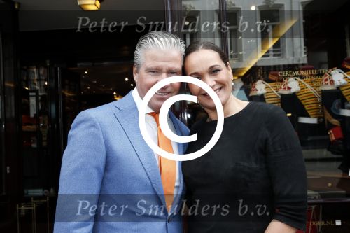 Amsterdam 27 april 2013
Dries Roelvink zingt koningslied voor de deur bij Oger Lusink op de pc hooftstraat. Dries met zijn vrouw Honoria
Peter Smulders bv