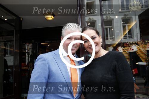Amsterdam 27 april 2013
Dries Roelvink zingt koningslied voor de deur bij Oger Lusink op de pc hooftstraat. Dries met zijn vrouw Honoria
Peter Smulders bv