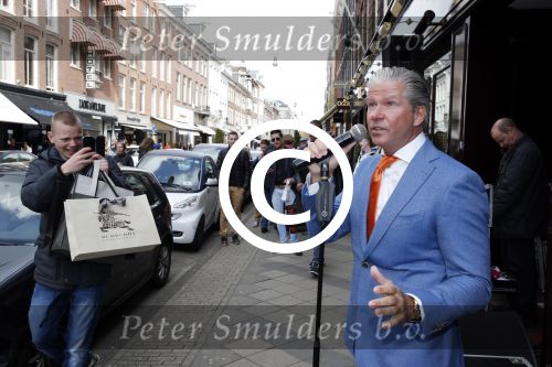 Amsterdam 27 april 2013
Dries Roelvink zingt koningslied voor de deur bij Oger Lusink op de pc hooftstraat.
Peter Smulders bv