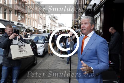 Amsterdam 27 april 2013
Dries Roelvink zingt koningslied voor de deur bij Oger Lusink op de pc hooftstraat.
Peter Smulders bv