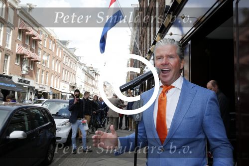 Amsterdam 27 april 2013
Dries Roelvink zingt koningslied voor de deur bij Oger Lusink op de pc hooftstraat.
Peter Smulders bv