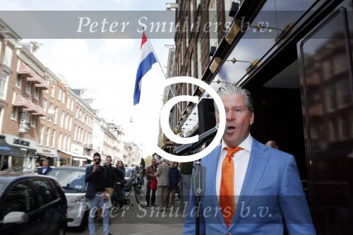 Amsterdam 27 april 2013
Dries Roelvink zingt koningslied voor de deur bij Oger Lusink op de pc hooftstraat.
Peter Smulders bv