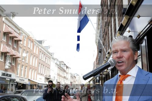 Amsterdam 27 april 2013
Dries Roelvink zingt koningslied voor de deur bij Oger Lusink op de pc hooftstraat.
Peter Smulders bv