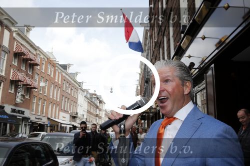 Amsterdam 27 april 2013
Dries Roelvink zingt koningslied voor de deur bij Oger Lusink op de pc hooftstraat.
Peter Smulders bv
