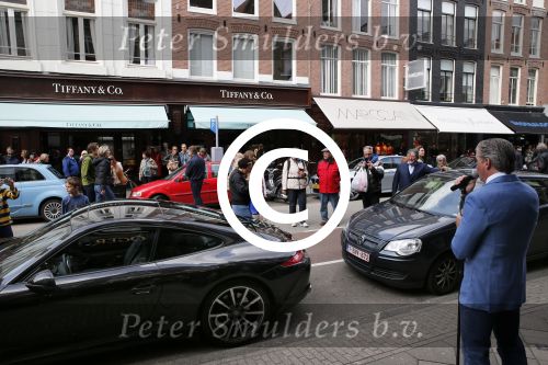 Amsterdam 27 april 2013
Dries Roelvink zingt koningslied voor de deur bij Oger Lusink op de pc hooftstraat.
Peter Smulders bv
