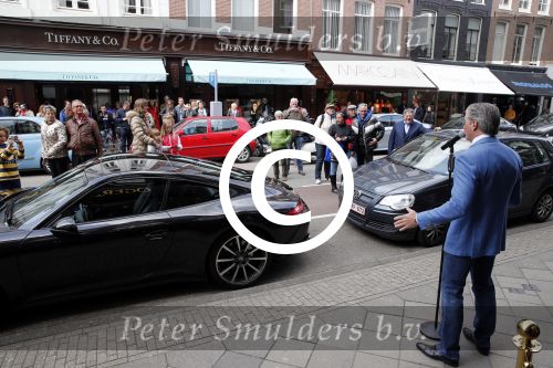 Amsterdam 27 april 2013
Dries Roelvink zingt koningslied voor de deur bij Oger Lusink op de pc hooftstraat.
Peter Smulders bv