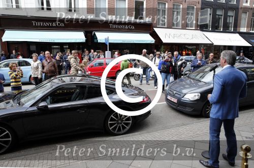 Amsterdam 27 april 2013
Dries Roelvink zingt koningslied voor de deur bij Oger Lusink op de pc hooftstraat.
Peter Smulders bv