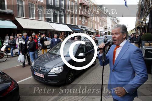 Amsterdam 27 april 2013
Dries Roelvink zingt koningslied voor de deur bij Oger Lusink op de pc hooftstraat.
Peter Smulders bv